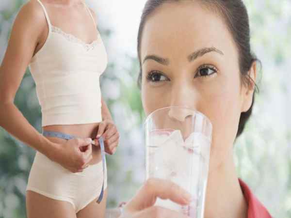 Uống nhiều nước ngăn ngừa tình trạng tăng cân