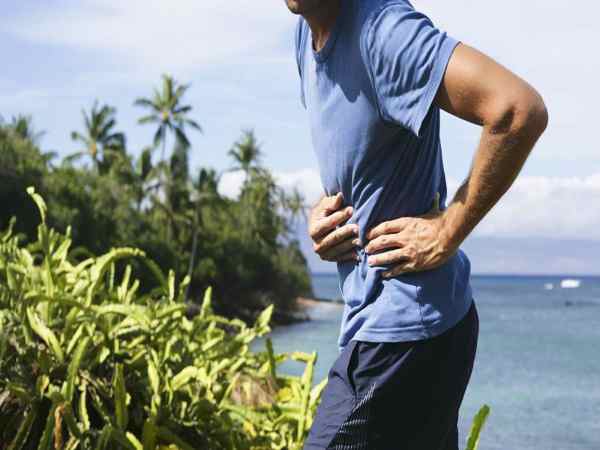 Tại sao khi chạy bền lại bị đau bụng và đau sốc hông