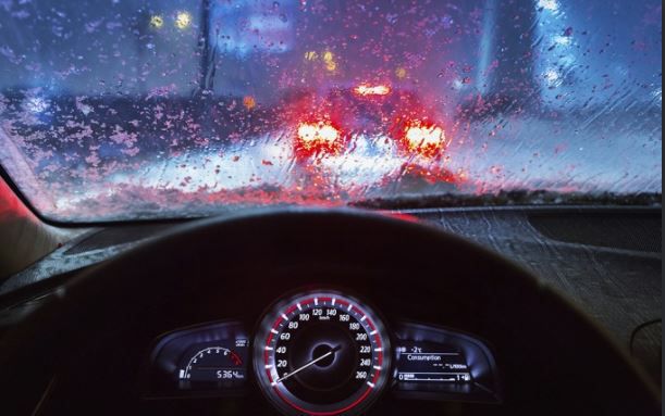 Kinh nghiệm lái xe trời mưa ban đêm